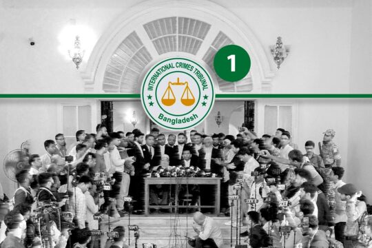 Tribunal pour les crimes internationaux (ICT) du Bangladesh. Cette nouvelle forme de justice est-elle au point ? Photo : le procureur de l'ICT s'exprime sur les marches du tribunal lors d'une conférence de presse devant de nombreux journalistes.