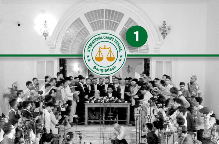 Tribunal pour les crimes internationaux (ICT) du Bangladesh. Cette nouvelle forme de justice est-elle au point ? Photo : le procureur de l'ICT s'exprime sur les marches du tribunal lors d'une conférence de presse devant de nombreux journalistes. Partie 1 de notre article en 2 volets.