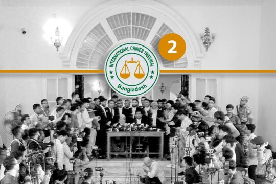 Tribunal pour les crimes internationaux (ICT) du Bangladesh. Cette nouvelle forme de justice est-elle au point ? Photo : le procureur de l'ICT s'exprime sur les marches du tribunal lors d'une conférence de presse devant de nombreux journalistes. Partie 2 de notre article en 2 volets.