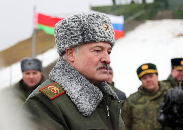Alexandre Lukachenko entourés de militaires (drapeaux russe et biélorusse)