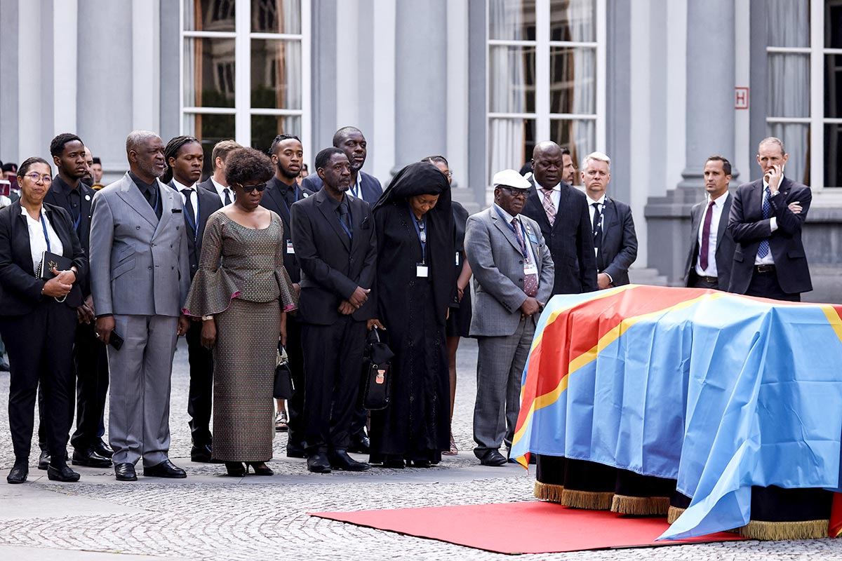 En Belgique, la famille de Patrice Lumumba assiste à une cérémonie devant un cercueil enveloppé par un drapeau de la République Démocratique du Congo.
