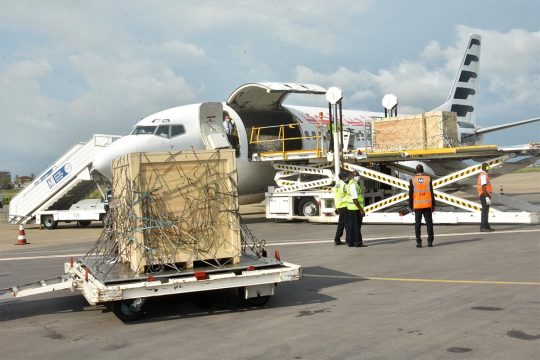 un avion cargo décharge les trésors royaux à l'aéroport de Cotonou (Bénin)