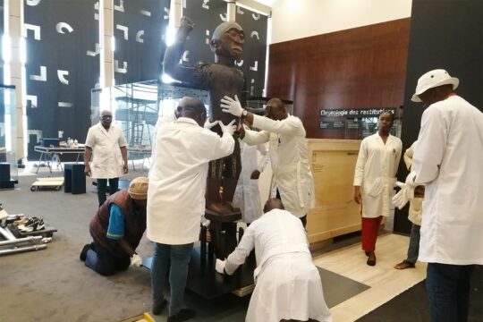 Restitution au Bénin - Statue restituée finalement remballée dans une caisse