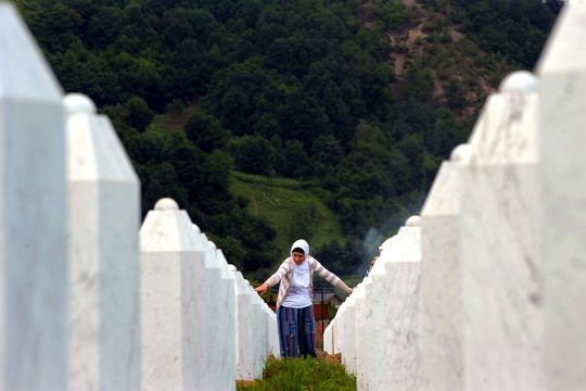 Crimes de guerre en Bosnie - Une femme marche au milieu des tombes du cimetière de Potocari, à Srebrenica (Bosnie-Herzégovine).