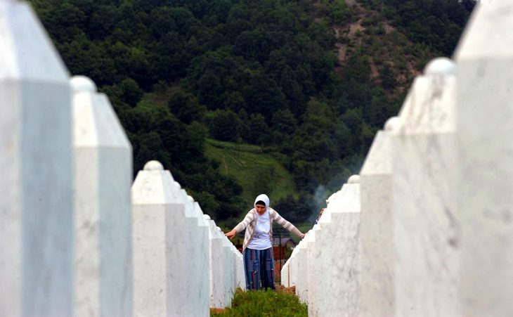 Crimes de guerre en Bosnie - Une femme marche au milieu des tombes du cimetière de Potocari, à Srebrenica (Bosnie-Herzégovine).