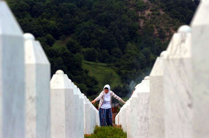 Crimes de guerre en Bosnie - Une femme marche au milieu des tombes du cimetière de Potocari, à Srebrenica (Bosnie-Herzégovine).