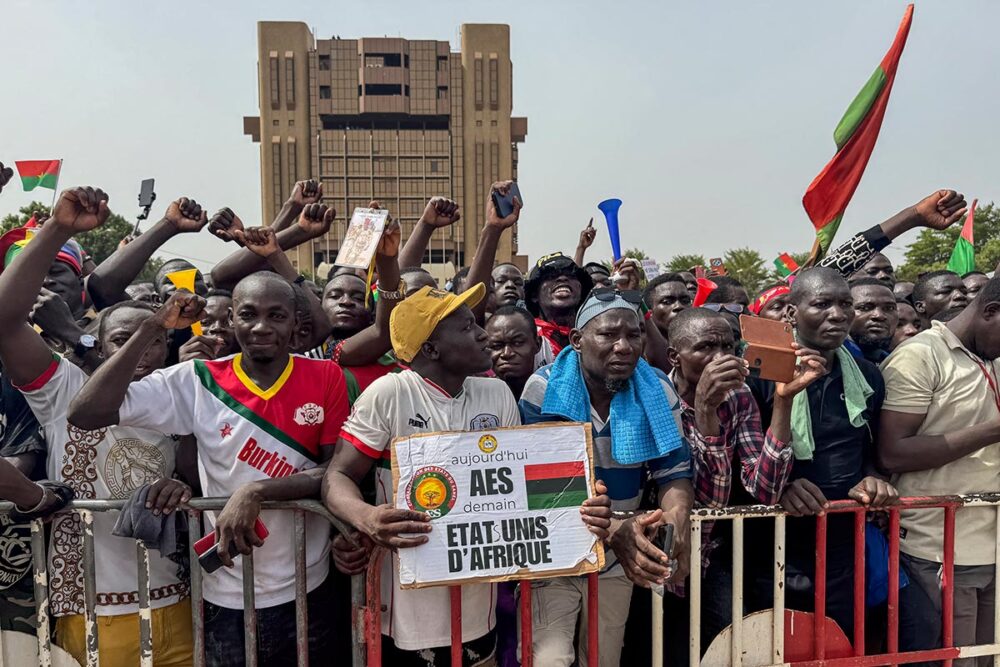 L'annonce du retrait de la Cour pénale internationale (CPI) par les trois Etats du Sahel était-il juste une illusion ? Photo : manifestation en faveur de l’Alliance des États du Sahel (AES) au Burkina Faso.