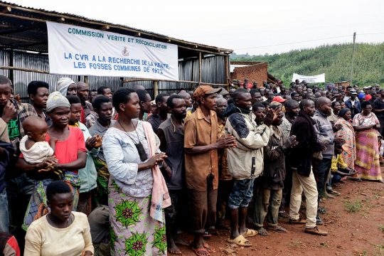 Des villageois observent des exhumations menées par la CVR au Burundi