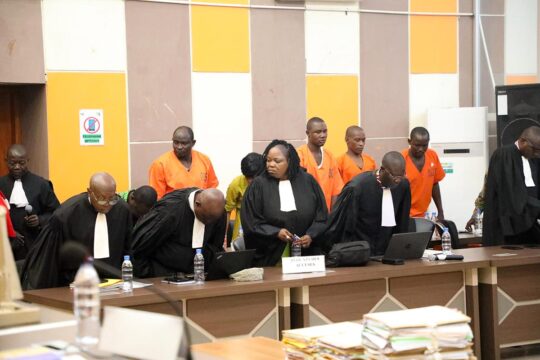 Procès Ndélé 1 devant la Cour pénale spéciale (CPS) - Photo : Azor Kalite, Charfadine Moussa, Antar Hamat et Oscar Wordjonodroba, se tiennent debout dans leur tenue orange de prisonniers, derrière leurs avocats.