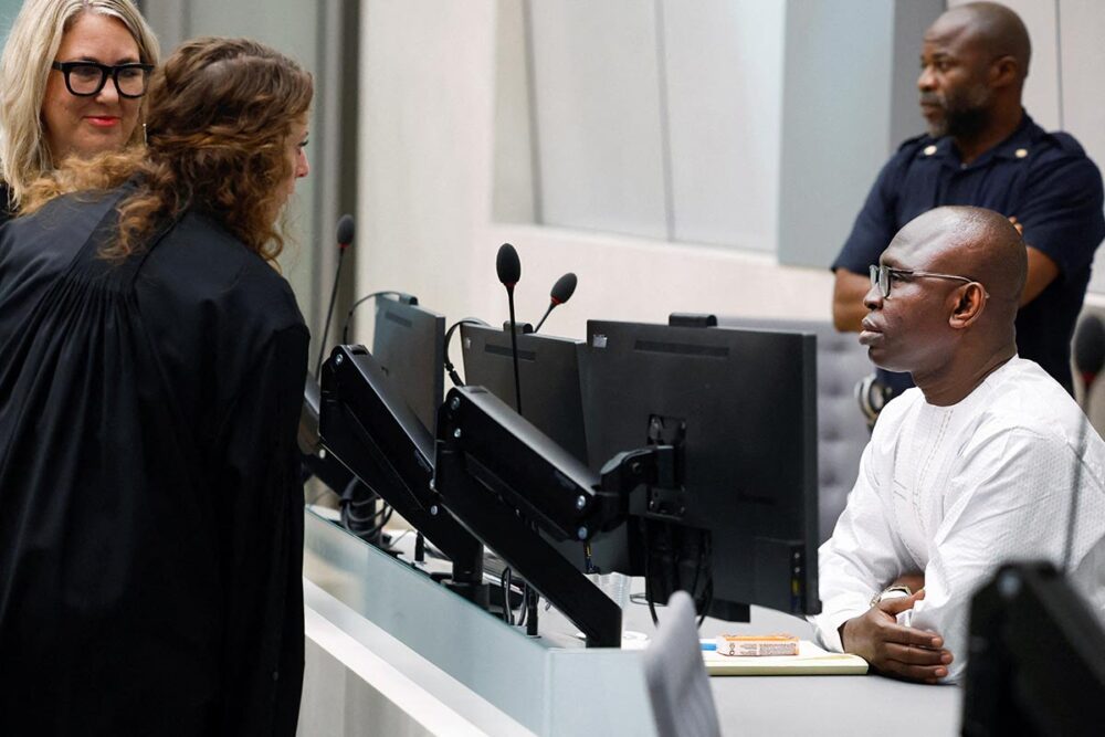 Affaire Mokom à la CPI : le fiasco – Photo : Le centrafricain Maxime Jeoffroy Eli Mokom Gawaka, jugé pour des crimes commis en Centrafrique, s’entretient avec ses avocats dans une salle d’audience de la Cour pénale internationale à La Haye (Pays-Bas).