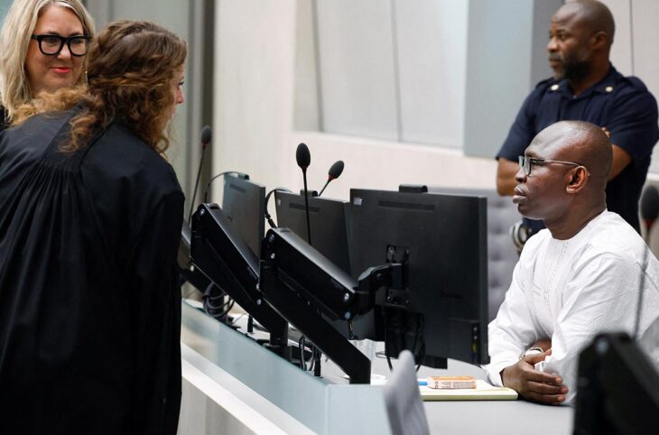 Affaire Mokom à la CPI : le fiasco – Photo : Le centrafricain Maxime Jeoffroy Eli Mokom Gawaka, jugé pour des crimes commis en Centrafrique, s’entretient avec ses avocats dans une salle d’audience de la Cour pénale internationale à La Haye (Pays-Bas).