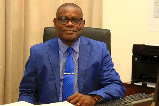 Toussaint Muntazini pose à son bureau de la Cour pénale spéciale (CPS) en Centrafrique