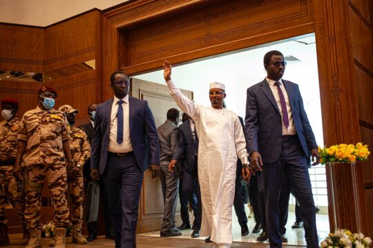 Au Chad, le général Mahamat Idriss Deby, président de la transition, relance le dossier des réparations au profit des victimes de la dictature de Hissène Habré. Photo : Idriss Deby, sous escorte, lève la main pour saluer la foule.