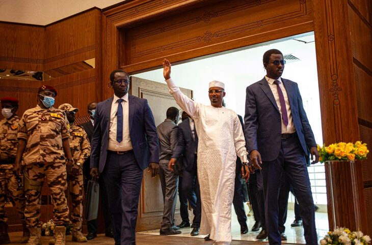 In Chad, General Mahamat Idriss Deby, President of the transition, relaunches the issue of reparations for the victims of Hissène Habré's dictatorship. Photo: Idriss Deby, under escort, raises his hand to greet the crowd.