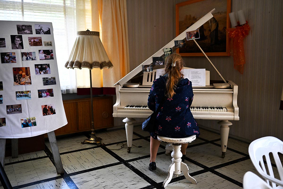 Dorothee Munch, who was born in Colonia Dignidad (Chile) during Augusto Pinochet’s dictatorship, is playing piano in this former German colony where dissidents were taken to be tortured.