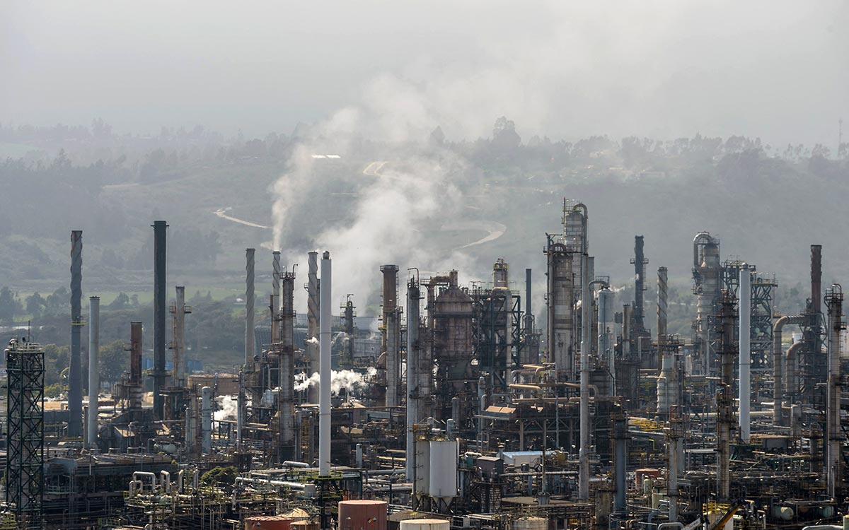 Raffinerie de Concon, dans la région de Valparaiso (Chili). De nombreuses cheminées sont visibles et l'air semble particulièrement pollué.