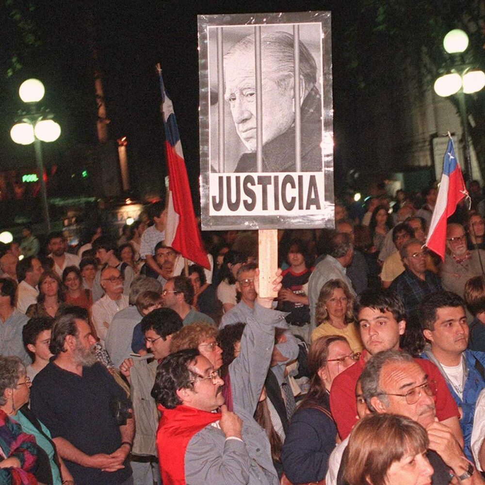 Justice au Chili pour les crimes de Pinochet - Photo : en 1998, en Uruguay, des manifestants célèbrent l'arrestation de Pinochet.