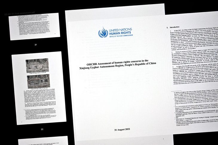Montage photo : pages d'un rapport sur les droits de l'homme dans la région du Xinjiang en Chine par le OHCHR (Haut-Commissariat des Nations unies aux droits de l'homme)