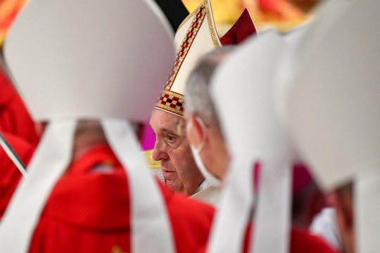 Le Pape François au Vatican, accompagné d'autres ecclésiastiques