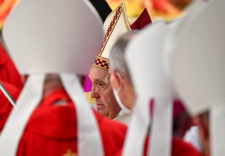 Le Pape François au Vatican, accompagné d'autres ecclésiastiques