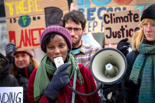 Une militante pour la justice climatique manifesta contre le projet de Total Energies en Ouganda