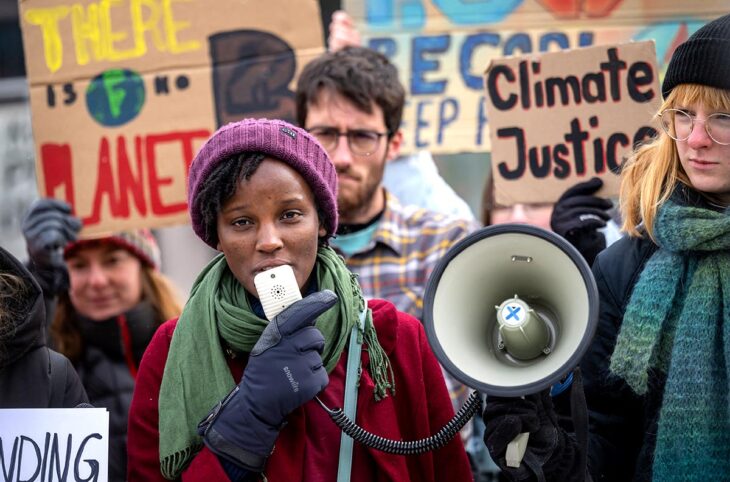 Une militante pour la justice climatique manifesta contre le projet de Total Energies en Ouganda