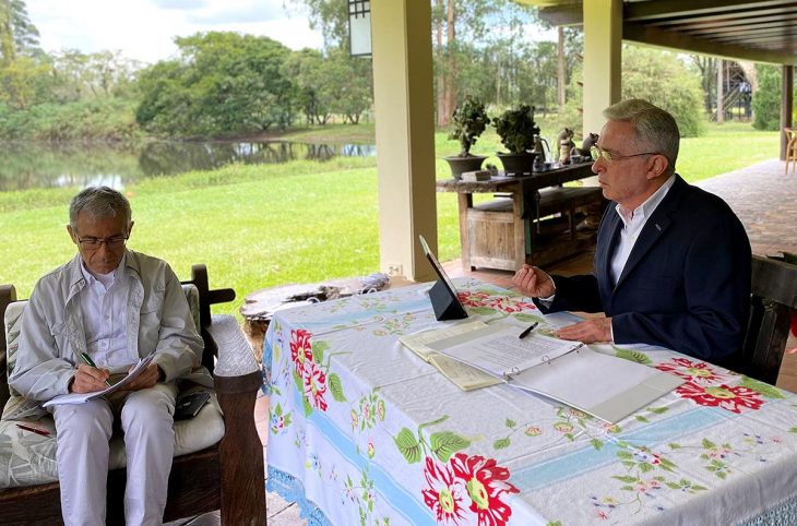 Dialogue entre Francisco de Roux et Alvaro Uribe dans un jardin