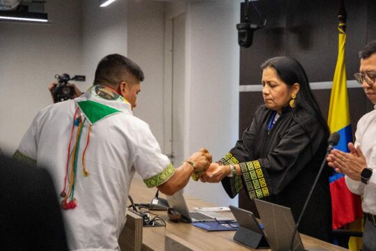 En Colombie, un chef autochtone Awá dirige une cérémonie avant une audience devant la Juridiction spéciale pour la paix (JEP)