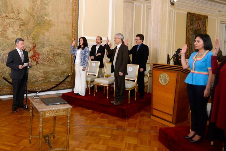 The commissioners of the Colombian Truth Commission are sworn in by Juan Manuel Santos