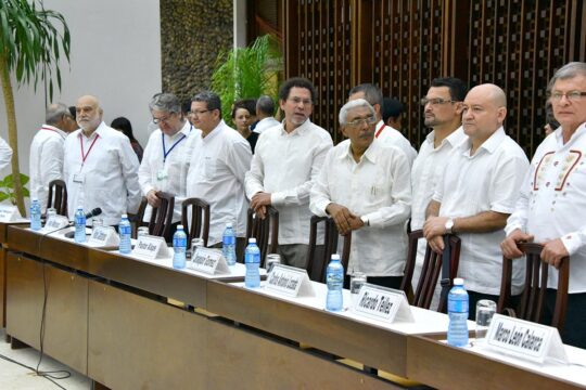 En Colombie, comment la JEP va-t-elle faire appliquer ses engagements sur les sanctions ? Photo : des responsables des FARC lors de la signature d’une partie de l’accord de paix, en décembre 2015 à Cuba.