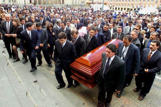 Luis Fernando Almario acusado por la JEP en Colombia - Funeral de Diego Turbay (político) sobre quien Almario es sospechoso de persecución.