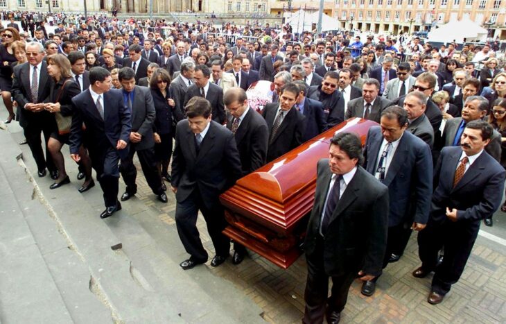 Luis Fernando Almario acusado por la JEP en Colombia - Funeral de Diego Turbay (político) sobre quien Almario es sospechoso de persecución.