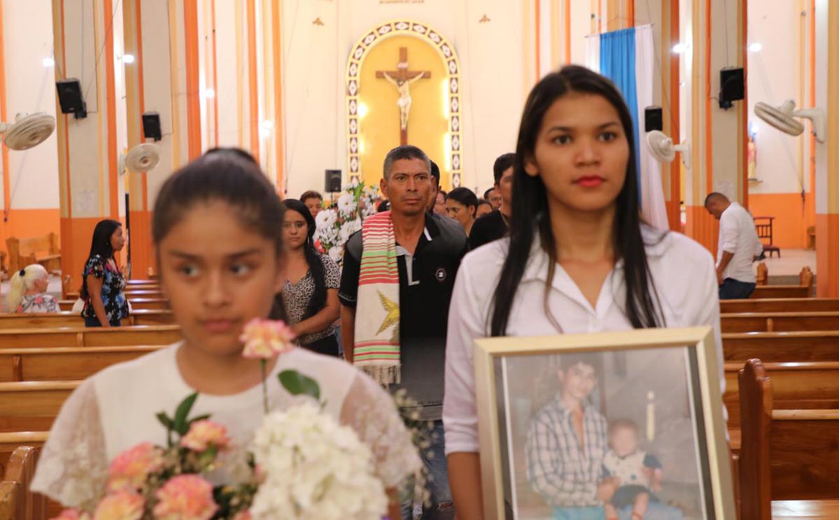 Transitional justice - Mass in Dabeiba (Colombia) when the remains of Edison Alexander Lezcano were handed over to his family.