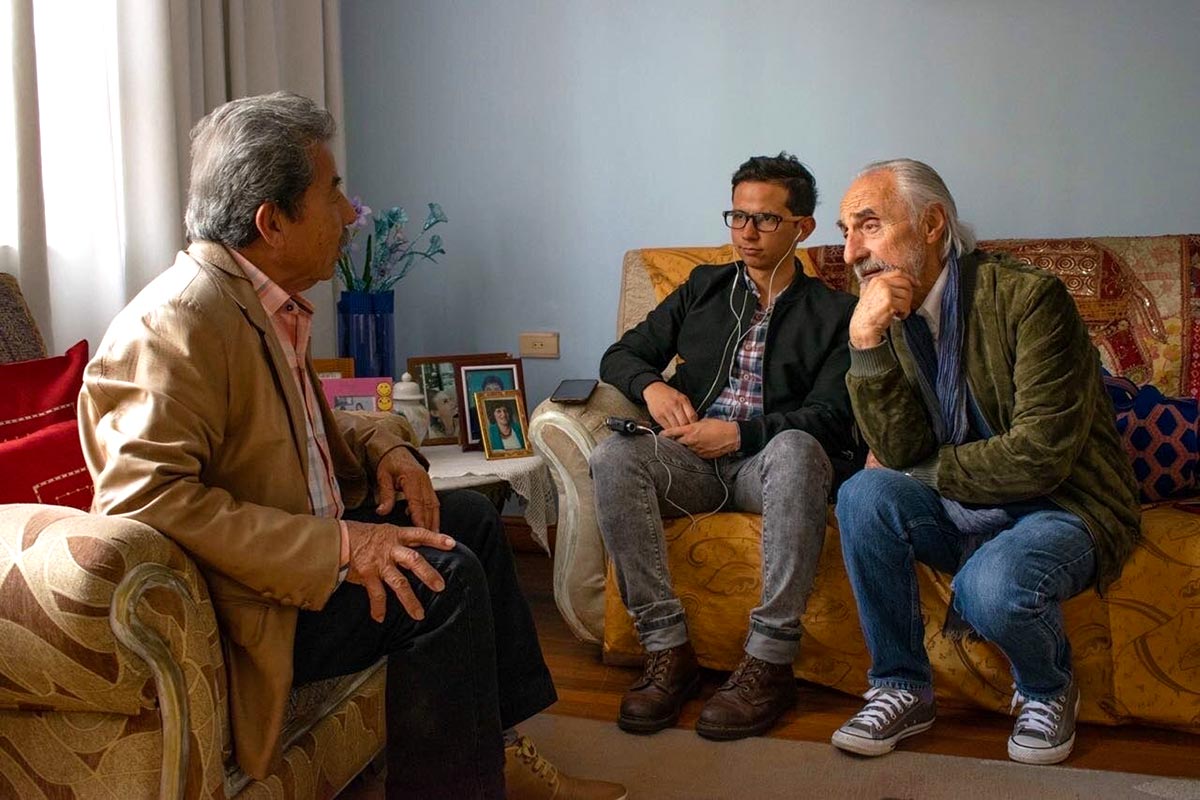 Andrés Celis talks to a farmer from Villarrica (central Colombia) and Alfredo Molano, Commissioner of the Truth and Reconciliation Commission (TRC).