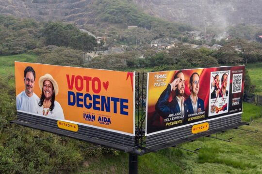 The presidential election in Colombia will see Iván Cepeda take on Abelardo de la Espriella. What does the future hold for transitional justice? Photo: Two giant billboards side by side, set against a typically Colombian landscape, display the campaigns of the two candidates, Cepeda and de la Espriella.
