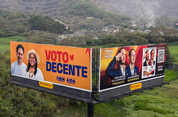 L'élection présidentielle en Colombie opposera Iván Cepeda à Abelardo de la Espriella. Quel avenir pour la justice transitionnelle ? Photo : 2 panneaux publicitaires géants côté à côte, en plein paysage typiquement colombien, affichent les campagnes des deux candidats Cepeda et Espriella.