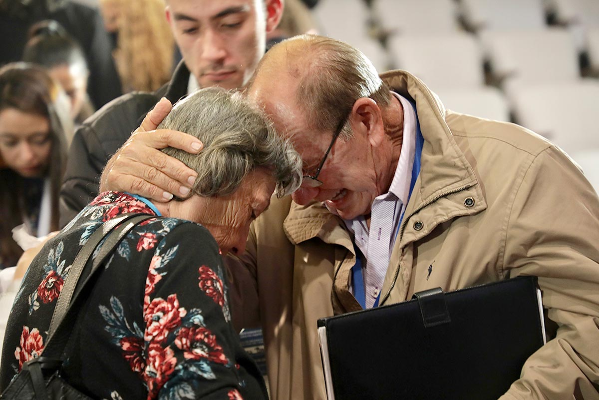 Vladimiro Bayona serre sa femme dans ses bras lors d'une audience de la Juridiction spéciale pour la paix (JEP) en Colombie.