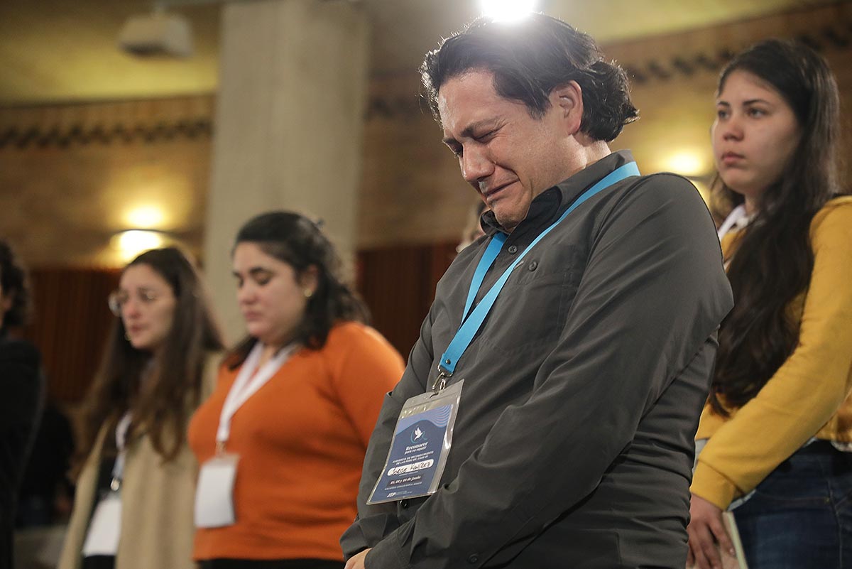 A victim, attending the JEP hearing, cries while listening to testimony.