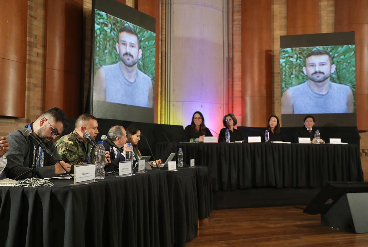 Olmes Johan Duque and Major Cesar Lasso, victims of kidnapping, give their testimony before the Special Jurisdiction for Peace (JEP) in Colombia.