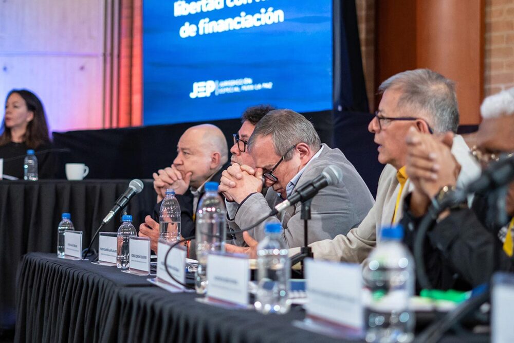 Members of the last FARC Secretariat at the hearing to acknowledge responsibility in Bogotá in 2022. Photo: © Special Jurisdiction for Peace (JEP) In Colombia, the appeal judges of the Special Jurisdiction for Peace (JEP) have clarified and tightened the restrictions on freedom imposed on those on trial, as these were deemed too vague. Photo: Members of the FARC have gathered outside the JEP to offer apologies to the victims.