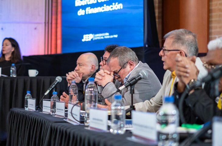 En Colombie, les juges d'appel de la Juridiction spéciale pour la paix (JEP) ont précisé et renforcé les restrictions de liberté qui s'appliquent aux personnes jugées car elles étaient jugées trop vagues. Photo : des membres des FARC sont réunis devant la JEP pour formuler des excuses aux victimes.