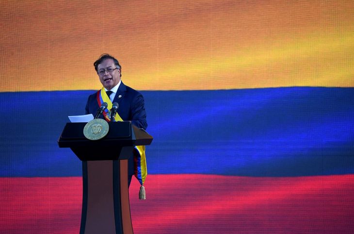 El nuevo presidente de Colombia, Gustavo Petro, pronuncia un discurso en un podio. En el fondo: la bandera de Colombia.