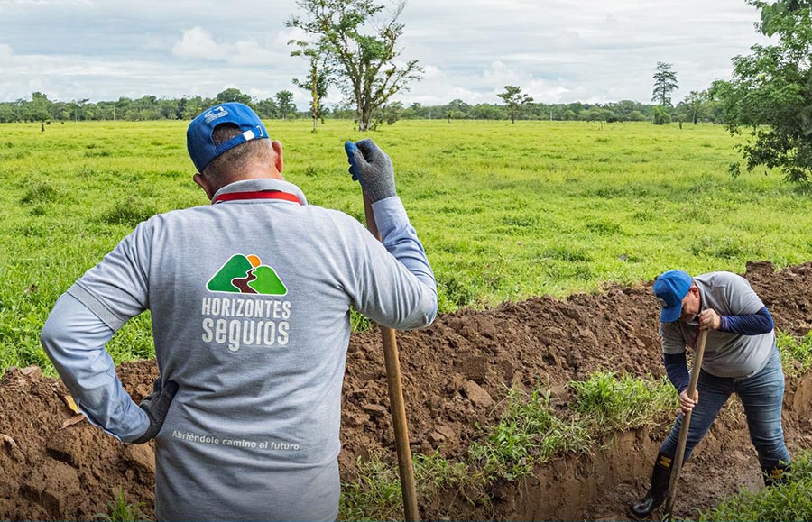 Dans le cadre du projet Horizontes Seguros, des anciens agents de la force publique colombienne sont engagés dans une action réparatrice au bénéfice d’un agriculteur, victime de la guerre, chez qui ils construisent un canal. 