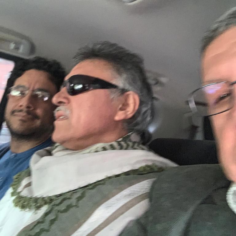 Iván Cepeda (izquierda) acompaña al jefe guerrillero 'Jesús Santrich' cuando fue puesto en libertad tras ser detenido en una operación de envío de cocaína tras la firma del acuerdo de paz. Santrich luego retomaría las armas.