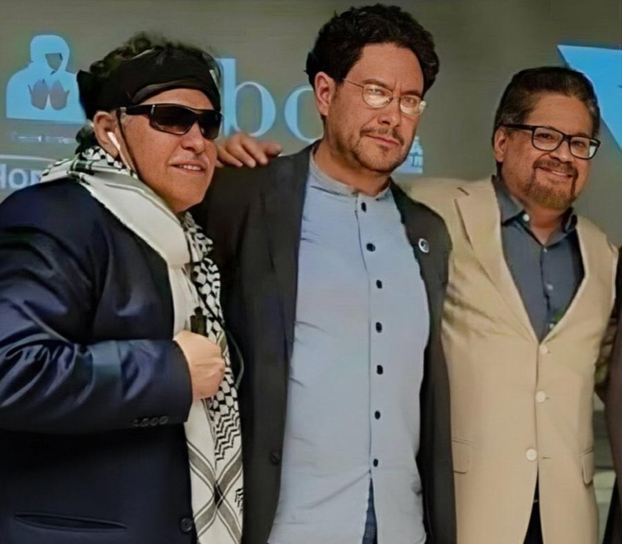 In an undated, uncertified photo that has been widely circulated on social media platforms hostile to Iván Cepada, he is seen surrounded by two former leaders of the Revolutionary Armed Forces of Colombia (FARC), Jesús Santrich and Iván Márquez, who later betrayed the peace agreements.
