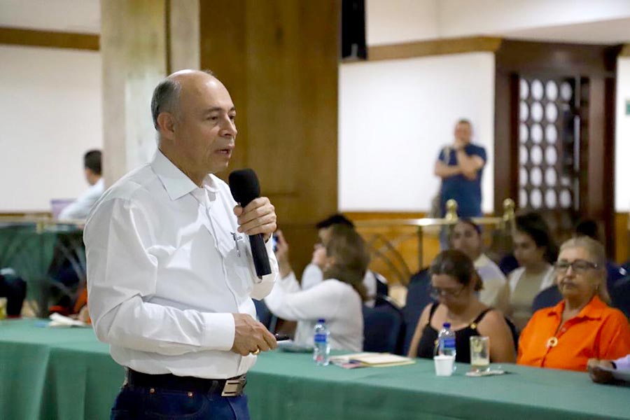 JEP prosecutor Giovanni Alvarez addresses a group of Luis Fernando Almario victims in Colombia.