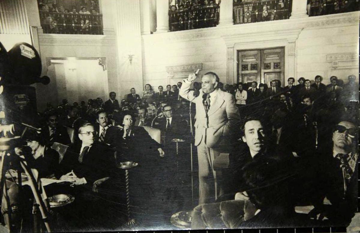 Fotografía en blanco y negro en la que José Cardona Hoyos se dirige al Congreso de Colombia en 1979.