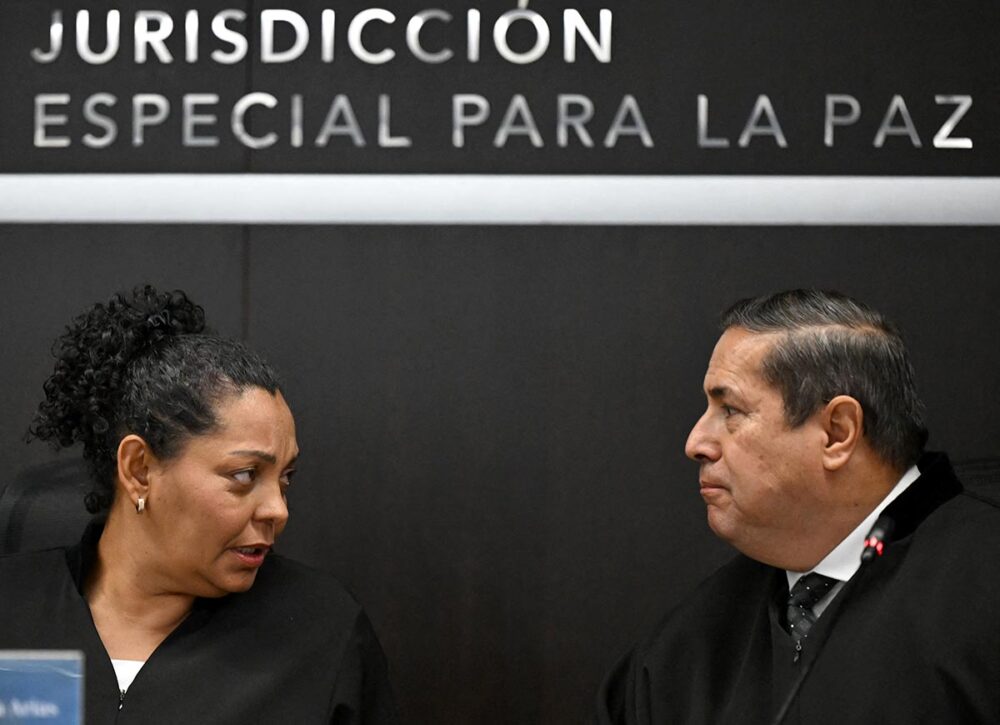 En Colombie, la Juridiction spéciale pour la paix (JEP) a rendu son jugement pour 19 personnes (ex-FARC et ex-militaires). Photo : Ana Ochoa et Camilo Suarez, deux magistrats de la JEP, se font face.