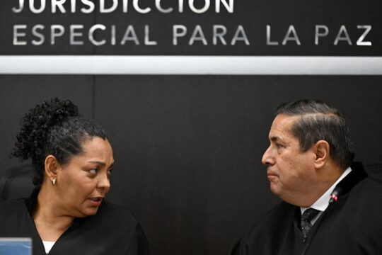 En Colombie, la Juridiction spéciale pour la paix (JEP) a rendu son jugement pour 19 personnes (ex-FARC et ex-militaires). Photo : Ana Ochoa et Camilo Suarez, deux magistrats de la JEP, se font face.