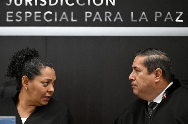 En Colombie, la Juridiction spéciale pour la paix (JEP) a rendu son jugement pour 19 personnes (ex-FARC et ex-militaires). Photo : Ana Ochoa et Camilo Suarez, deux magistrats de la JEP, se font face.
